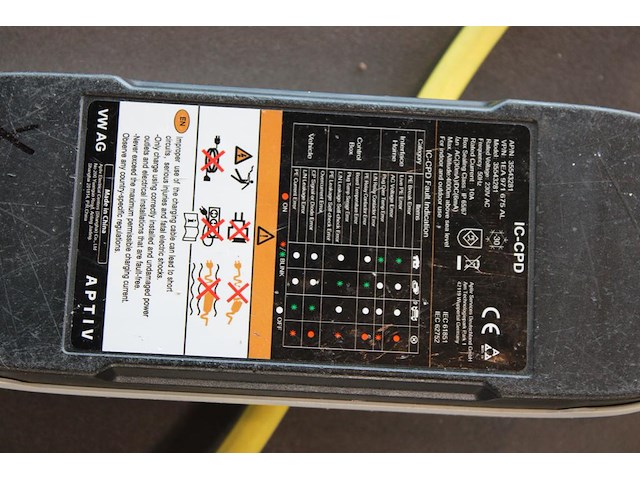 Electrische autolader nn met 240 volt voeding en type 2 laadkabel. - afbeelding 2 van  2