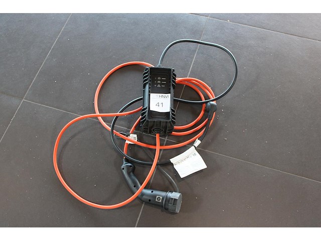 Electrische autolader nn met 240 volt voeding en type 2 laadkabel. - afbeelding 1 van  2