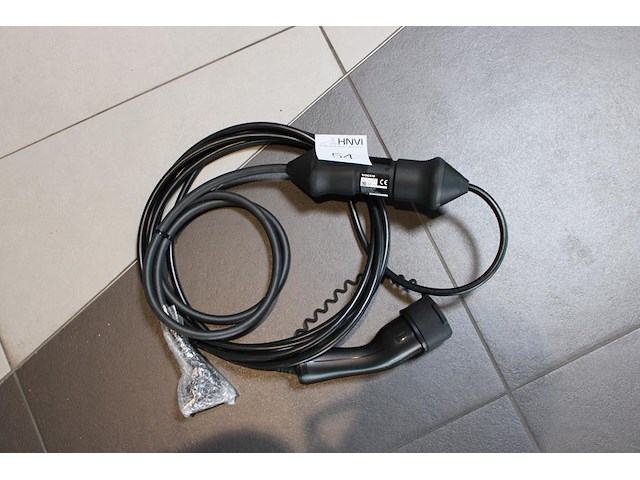 Electrische autolader volvo met 240 volt voeding en type 2 laadkabel. - afbeelding 1 van  1