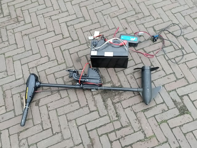 Electrische buitenboordmotor fluistermotor, minn kota, endura 12v met accu en lader - afbeelding 1 van  9
