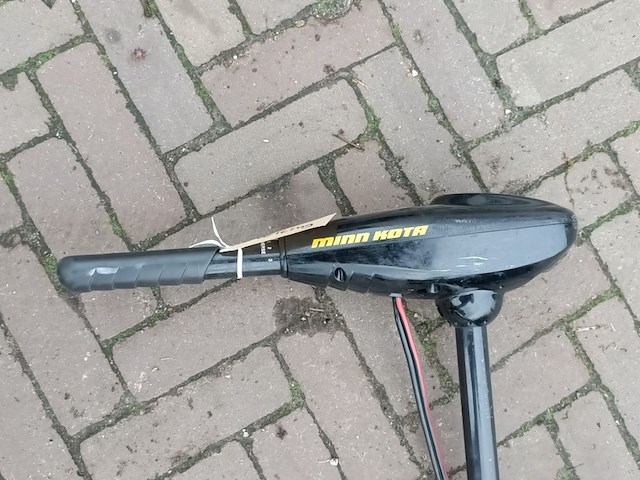 Electrische buitenboordmotor fluistermotor, minn kota, endura 12v met accu en lader - afbeelding 2 van  9