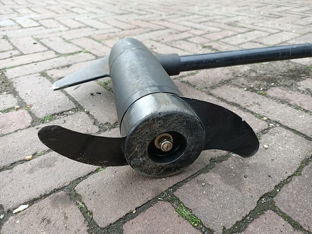 Electrische buitenboordmotor fluistermotor, minn kota, endura 12v met accu en lader - afbeelding 9 van  9