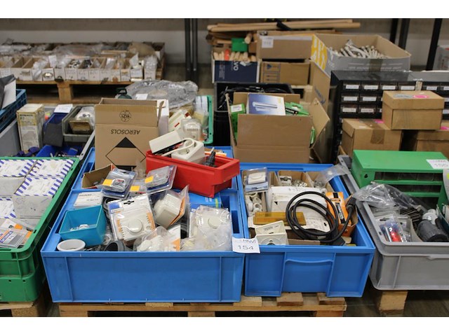 Electro materialen w.o. dimmers, schakelaars, lampen, kabels, verhogingsringen, etc. op pallet. - afbeelding 1 van  3