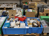 Electro materialen w.o. dimmers, schakelaars, lampen, kabels, verhogingsringen, etc. op pallet. - afbeelding 1 van  3