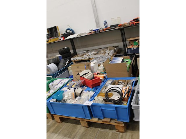 Electro materialen w.o. dimmers, schakelaars, lampen, kabels, verhogingsringen, etc. op pallet. - afbeelding 2 van  3