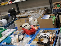 Electro materialen w.o. dimmers, schakelaars, lampen, kabels, verhogingsringen, etc. op pallet. - afbeelding 2 van  3