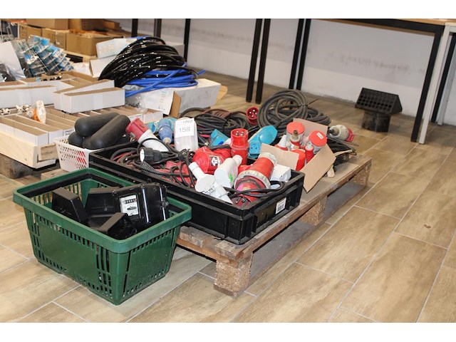 Electro materialen w.o. koppeldozen, stekkers 230v en 380 v, elektrameters, etc. op pallet. - afbeelding 1 van  3