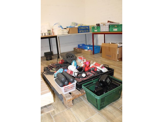 Electro materialen w.o. koppeldozen, stekkers 230v en 380 v, elektrameters, etc. op pallet. - afbeelding 2 van  3
