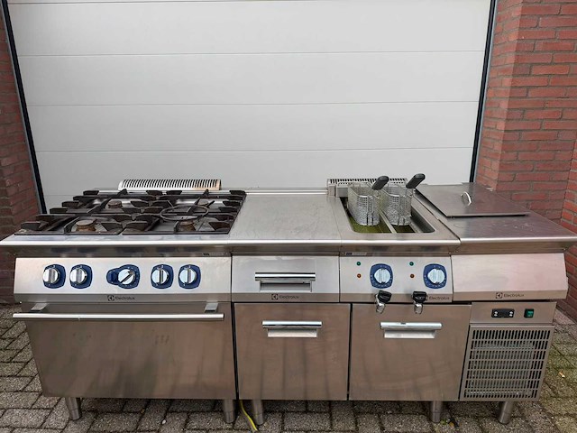 Electrolux - 4 pits fornuis + dubbel frituur + 2 koellades - bakkooklijn - afbeelding 1 van  5