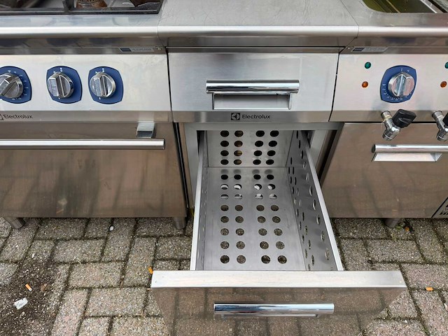 Electrolux - 4 pits fornuis + dubbel frituur + 2 koellades - bakkooklijn - afbeelding 3 van  5
