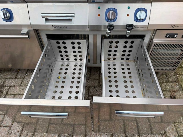 Electrolux - 4 pits fornuis + dubbel frituur + 2 koellades - bakkooklijn - afbeelding 5 van  5