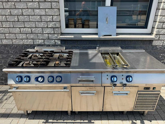 Electrolux - 4 pits fornuis + dubbel frituur + 2 koellades - bakkooklijn - afbeelding 1 van  4