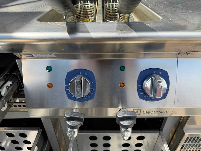 Electrolux - 4 pits fornuis + dubbel frituur + 2 koellades - bakkooklijn - afbeelding 4 van  4
