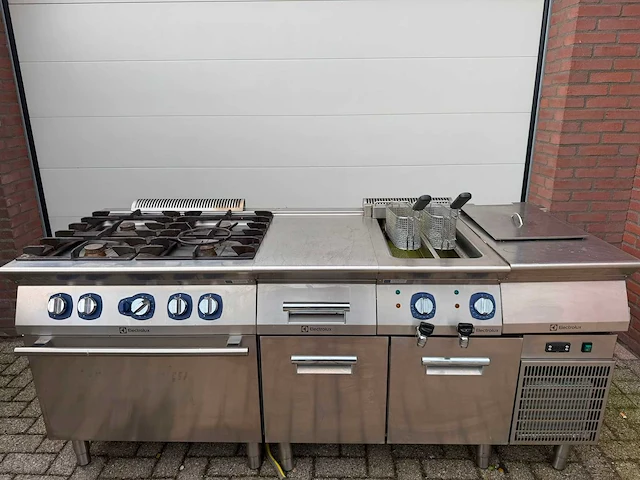 Electrolux - 4 pits fornuis + dubbel frituur + 2 koellades - bakkooklijn - afbeelding 1 van  2