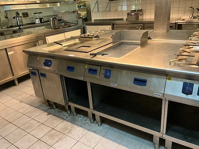 Electrolux gasfriteuse en elektrische bakplaat - afbeelding 1 van  12