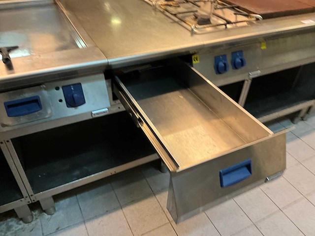 Electrolux gasfriteuse en elektrische bakplaat - afbeelding 10 van  12