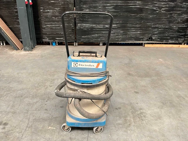 Electrolux uz 877 industriële stofzuiger - afbeelding 2 van  8