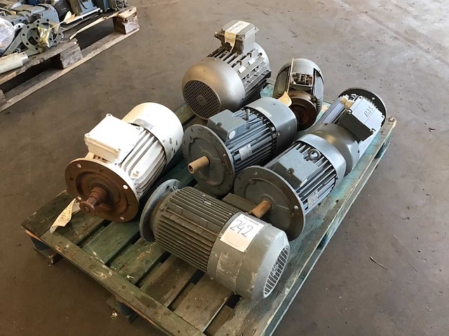 Electromotoren (7x) - afbeelding 1 van  5