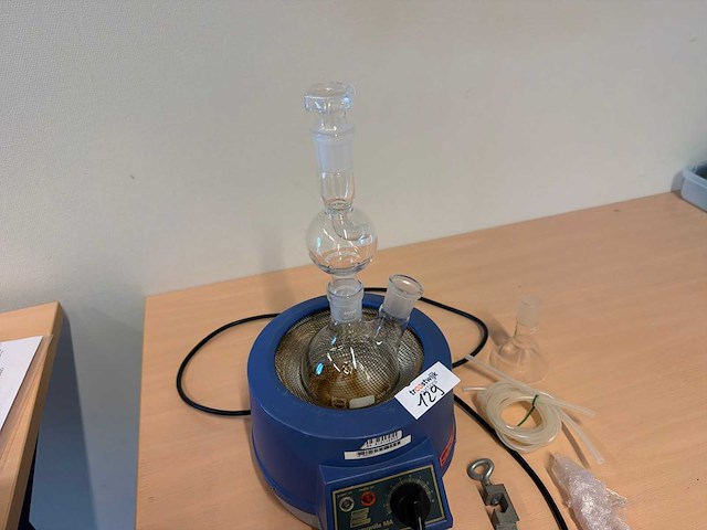 Electrothermal electromantle ma solid state stirrer met destillatieglaswerk set - afbeelding 4 van  5