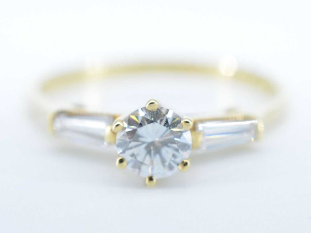 Elegante geelgouden briljanten ring met zij-diamanten - afbeelding 1 van  6