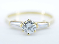 Elegante geelgouden briljanten ring met zij-diamanten - afbeelding 1 van  6
