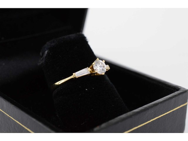Elegante geelgouden briljanten ring met zij-diamanten - afbeelding 2 van  6