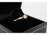 Elegante geelgouden briljanten ring met zij-diamanten - afbeelding 2 van  6