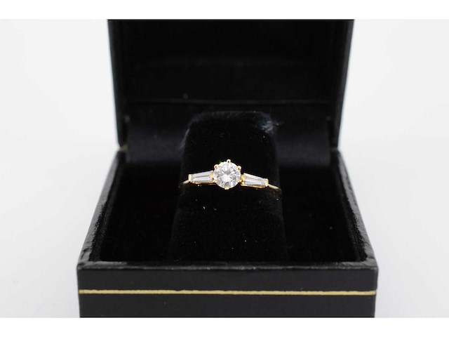 Elegante geelgouden briljanten ring met zij-diamanten - afbeelding 4 van  6