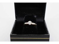 Elegante geelgouden briljanten ring met zij-diamanten - afbeelding 4 van  6