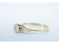 Elegante geelgouden briljanten ring met zij-diamanten - afbeelding 6 van  6