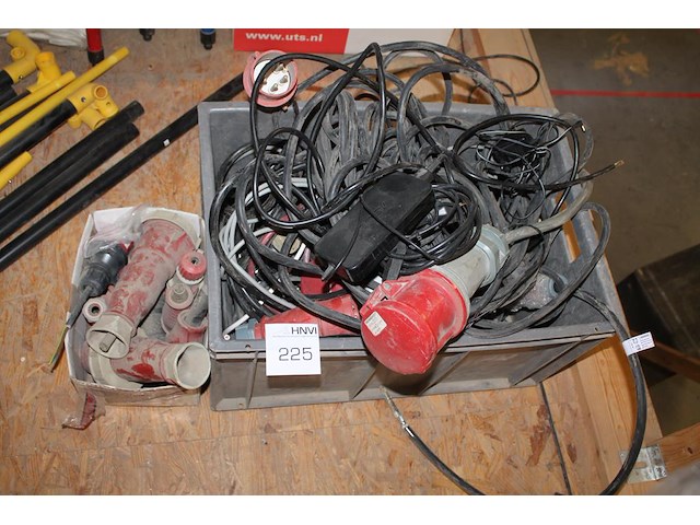 Elektrakabels en stekkers in en om kunststof krat. - afbeelding 1 van  3