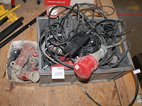 Elektrakabels en stekkers in en om kunststof krat. - afbeelding 1 van  3