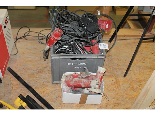 Elektrakabels en stekkers in en om kunststof krat. - afbeelding 2 van  3