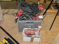 Elektrakabels en stekkers in en om kunststof krat. - afbeelding 2 van  3