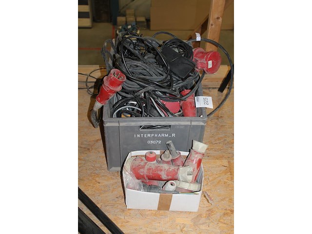 Elektrakabels en stekkers in en om kunststof krat. - afbeelding 3 van  3