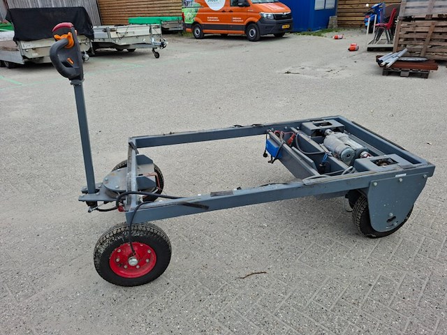 Elektrisch aangedreven platformwagen - afbeelding 1 van  7
