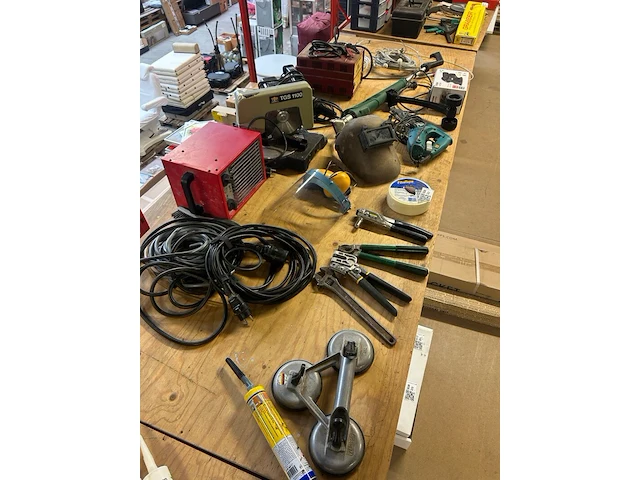 Elektrisch gereedschap, zaagmachine, acculader en diverse handgereedschappen w.o. makita, stanley, ferm - afbeelding 1 van  13