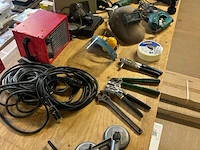 Elektrisch gereedschap, zaagmachine, acculader en diverse handgereedschappen w.o. makita, stanley, ferm