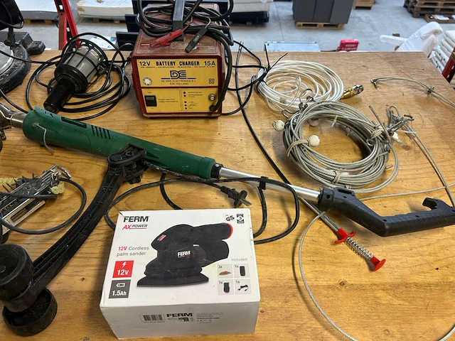 Elektrisch gereedschap, zaagmachine, acculader en diverse handgereedschappen w.o. makita, stanley, ferm - afbeelding 8 van  13