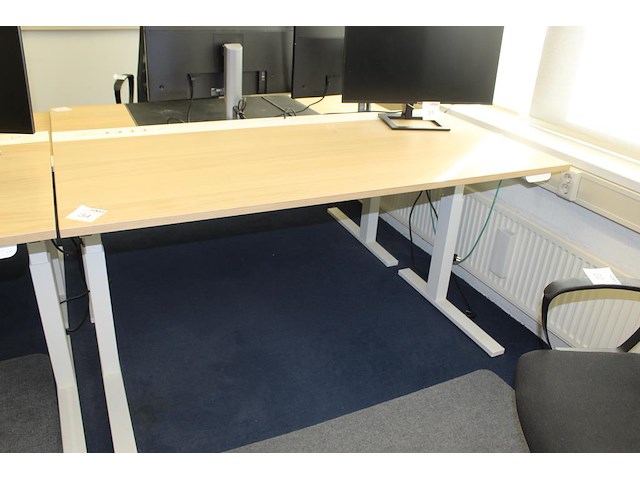 Elektrisch hoog-laag bureau ikea mittzon met stekkerdozen met usb. afmeting 160 x 80 cm. - afbeelding 1 van  4