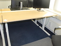 Elektrisch hoog-laag bureau ikea mittzon met stekkerdozen met usb. afmeting 160 x 80 cm.