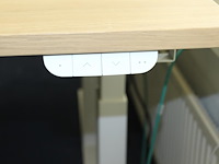 Elektrisch hoog-laag bureau ikea mittzon met stekkerdozen met usb. afmeting 160 x 80 cm. - afbeelding 2 van  4