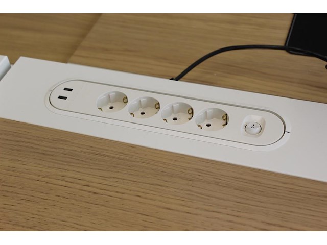 Elektrisch hoog-laag bureau ikea mittzon met stekkerdozen met usb. afmeting 160 x 80 cm. - afbeelding 3 van  4