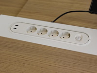 Elektrisch hoog-laag bureau ikea mittzon met stekkerdozen met usb. afmeting 160 x 80 cm. - afbeelding 3 van  4