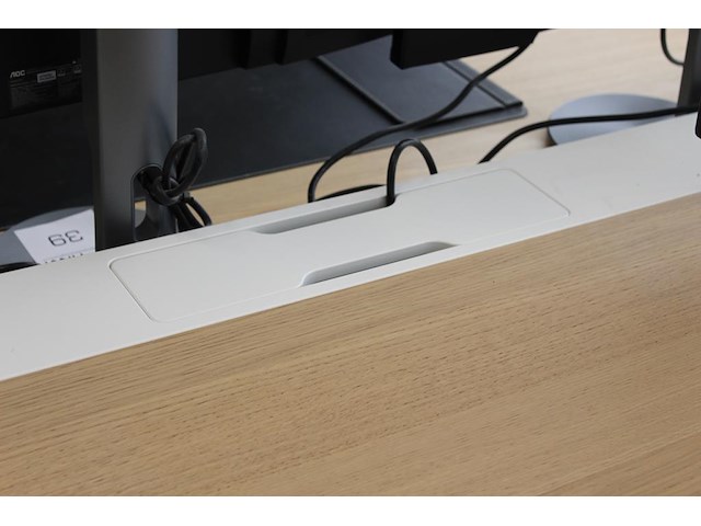 Elektrisch hoog-laag bureau ikea mittzon met stekkerdozen met usb. afmeting 160 x 80 cm. - afbeelding 4 van  4