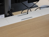 Elektrisch hoog-laag bureau ikea mittzon met stekkerdozen met usb. afmeting 160 x 80 cm. - afbeelding 4 van  4