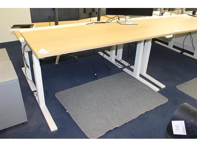 Elektrisch hoog-laag bureau ikea mittzon met stekkerdozen met usb. afmeting 160 x 80 cm. - afbeelding 1 van  3
