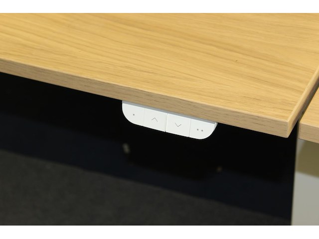 Elektrisch hoog-laag bureau ikea mittzon met stekkerdozen met usb. afmeting 160 x 80 cm. - afbeelding 2 van  3