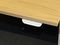 Elektrisch hoog-laag bureau ikea mittzon met stekkerdozen met usb. afmeting 160 x 80 cm. - afbeelding 2 van  3