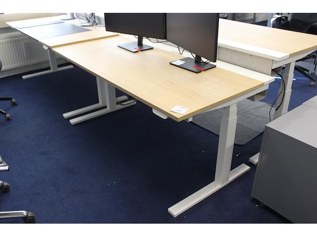 Elektrisch hoog-laag bureau ikea mittzon met stekkerdozen met usb. afmeting 160 x 80 cm. - afbeelding 1 van  3